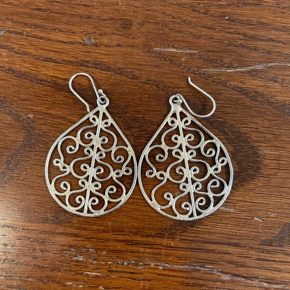 🎯 3 for $15: EUC Silver swirl earrings - Picture 1 of 1